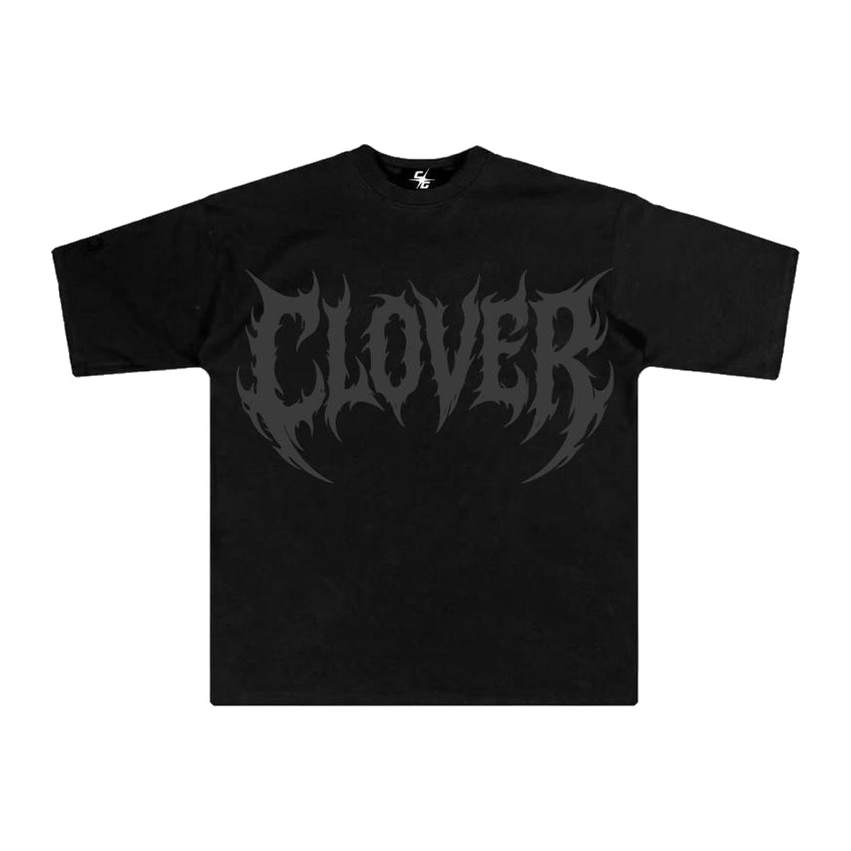 Playera negra con lettering CLOVER estilo metal tono sobre tono al frente
