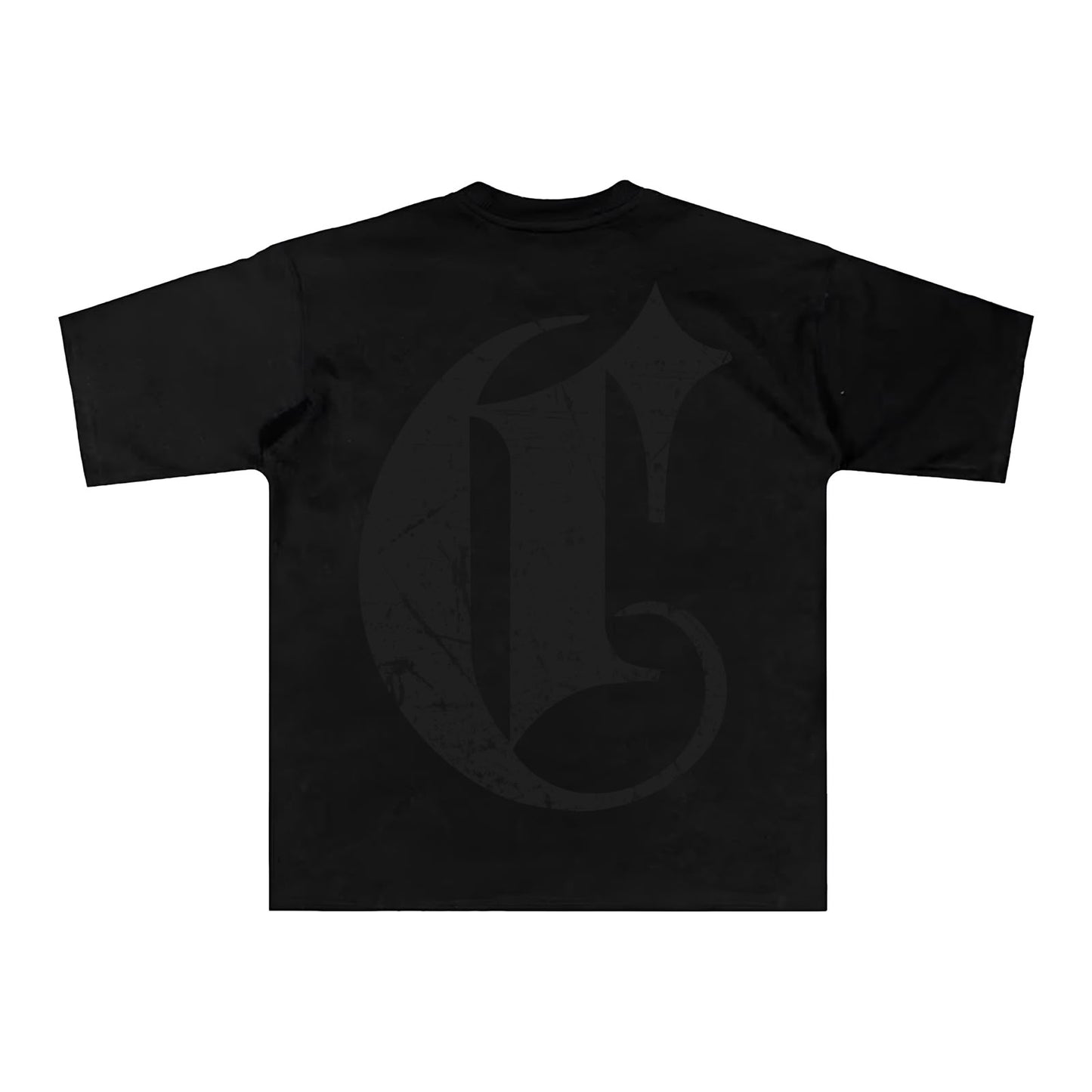 Espalda de playera negra con C gótica tono sobre tono