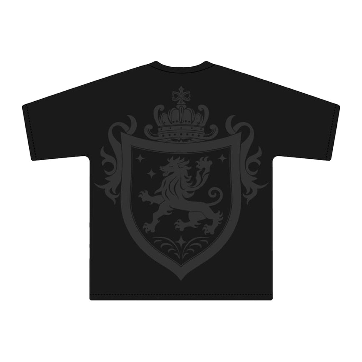 Espalda de playera negra con escudo heráldico de león y corona tono sobre tono