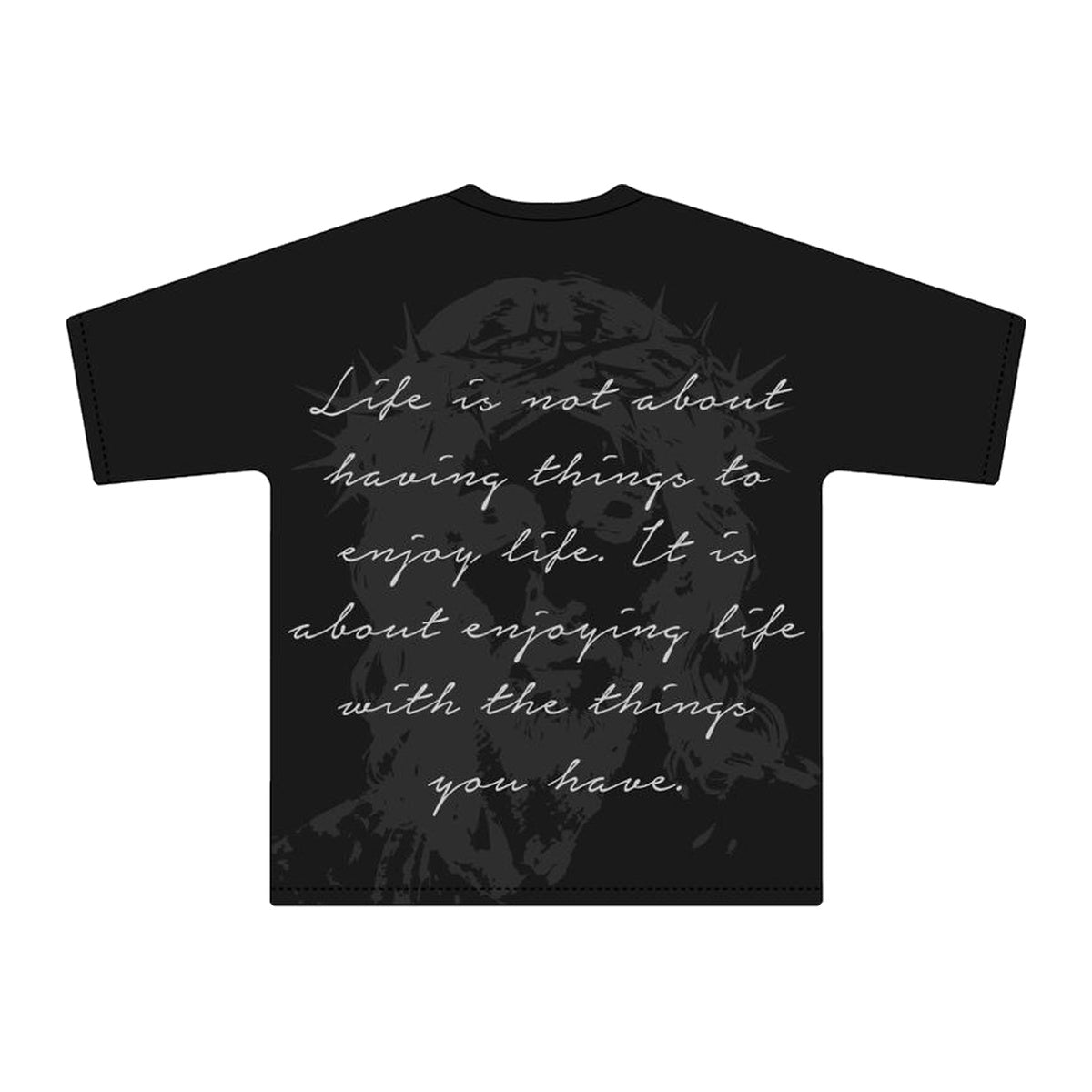 Espalda de playera negra con frase manuscrita Life is not about having things to enjoy life