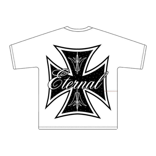 Espalda de playera blanca con cruz de hierro negra y script Eternal