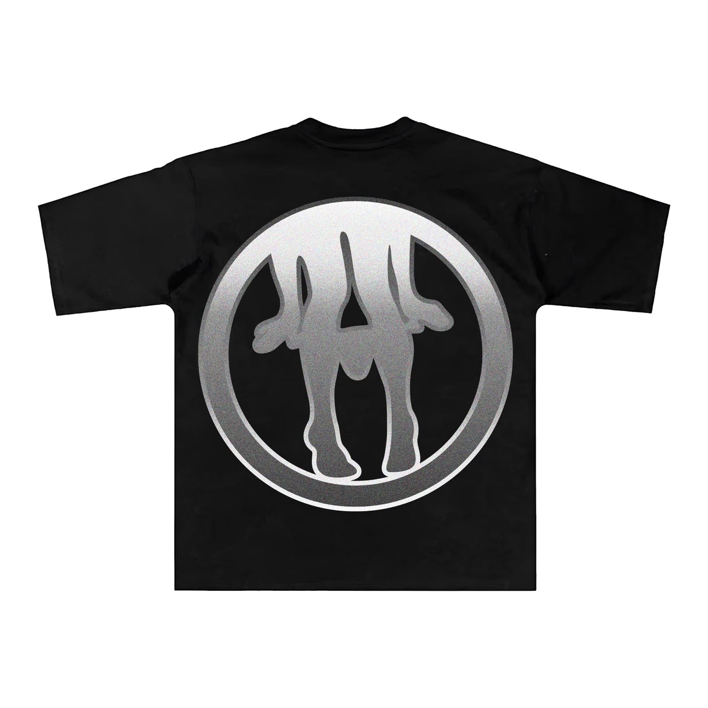 Espalda de playera negra con emblema circular cromado y firma graffiti