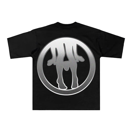 Espalda de playera negra con emblema circular cromado y firma graffiti