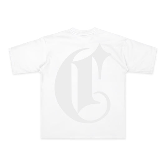 Espalda de playera blanca con C gótica tono sobre tono