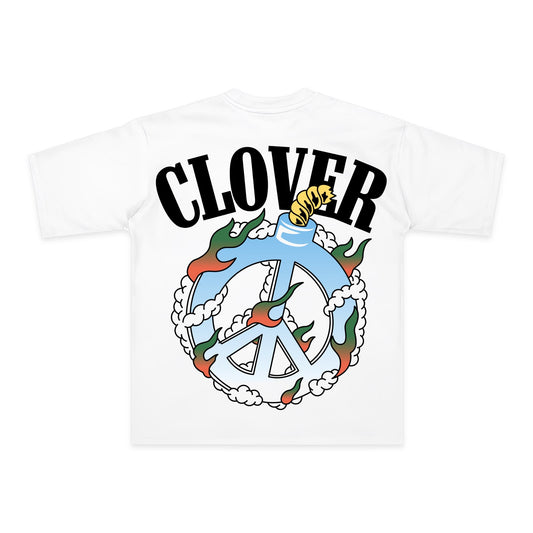 Espalda de playera blanca con símbolo de la paz en llamas y wordmark CLOVER