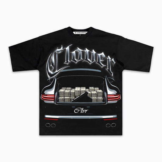 Playera negra con cajuela de deportivo llena de billetes y script Clover cromado