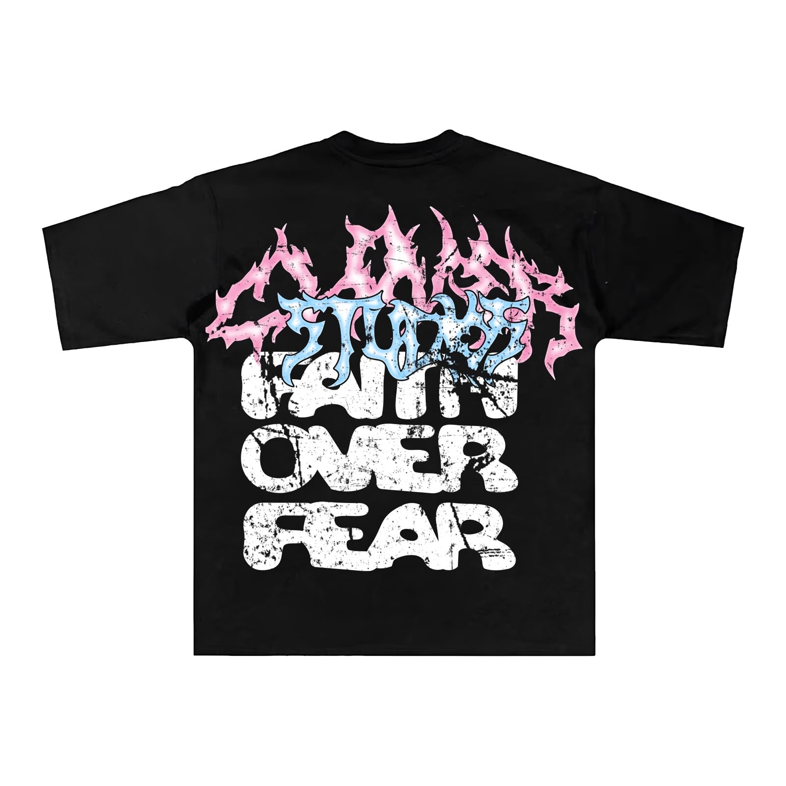 Espalda de playera negra con Faith Over Fear en blanco y lettering metal Clover Studios