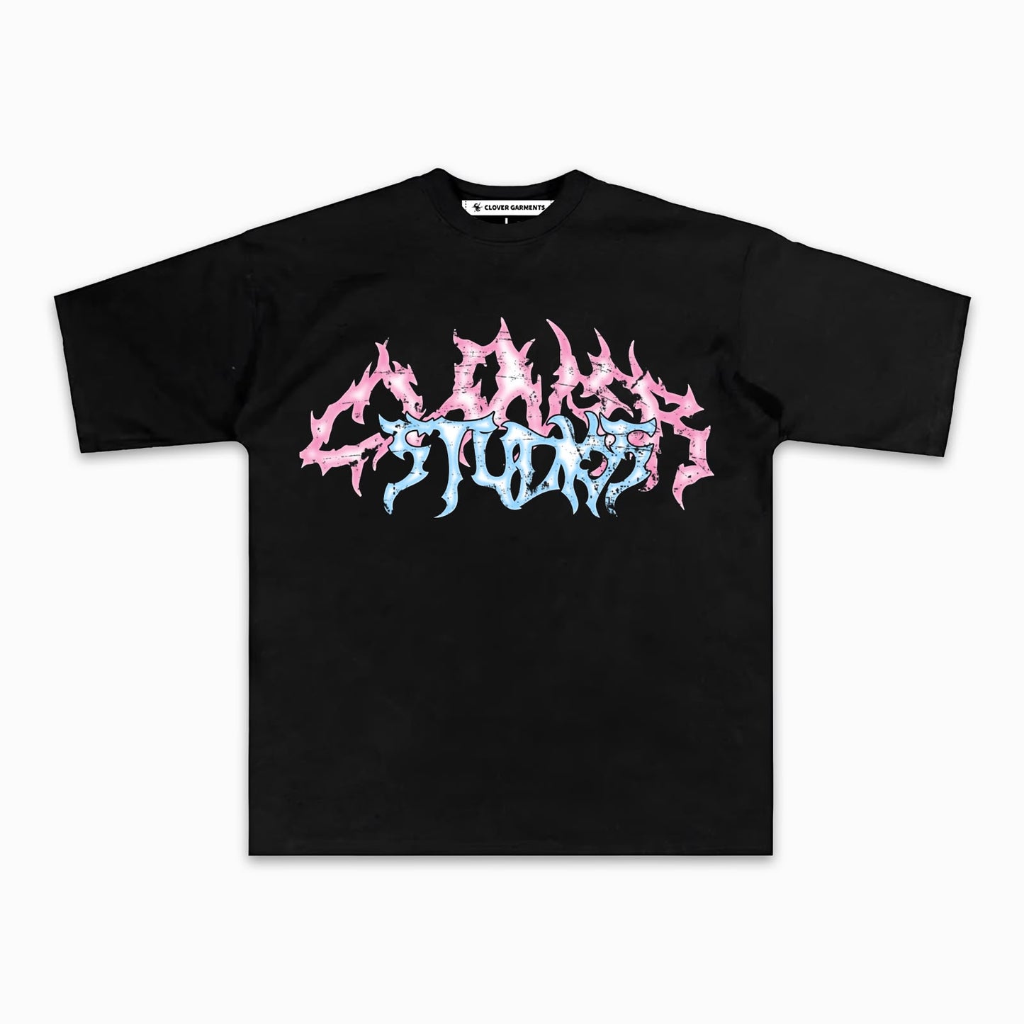 Playera negra con lettering metal Clover Studios rosa y azul al pecho