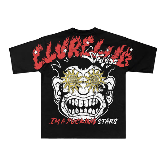 Espalda de playera negra con máscara de demonio de ojos dorados y lettering CLVRCLUB en llamas