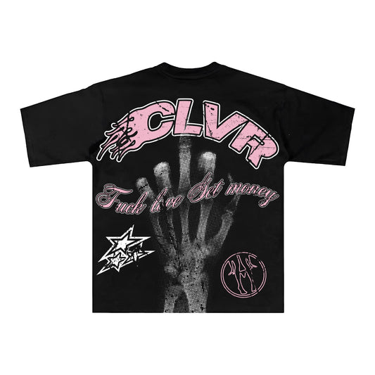 Espalda de playera negra con mano de esqueleto en halftone y lettering CLVR rosa