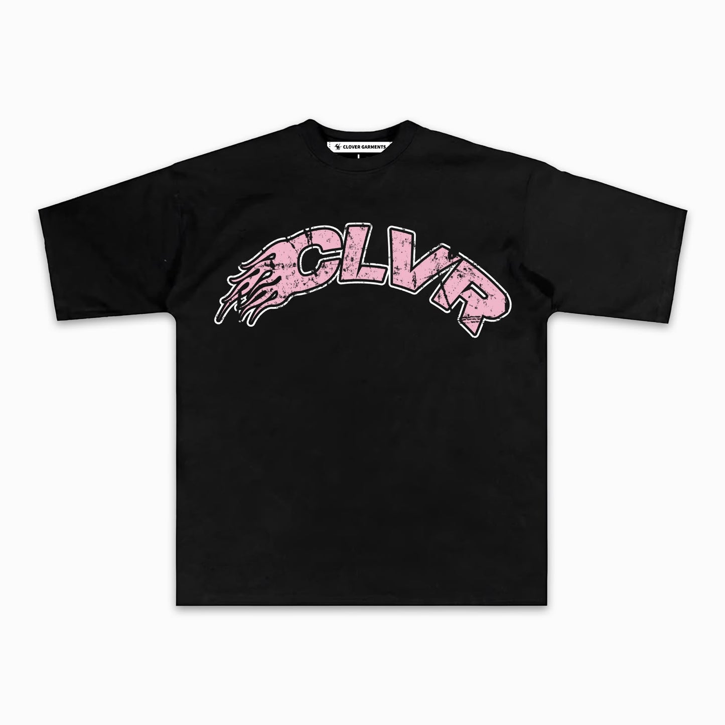 Playera negra con lettering CLVR rosa en llamas al frente
