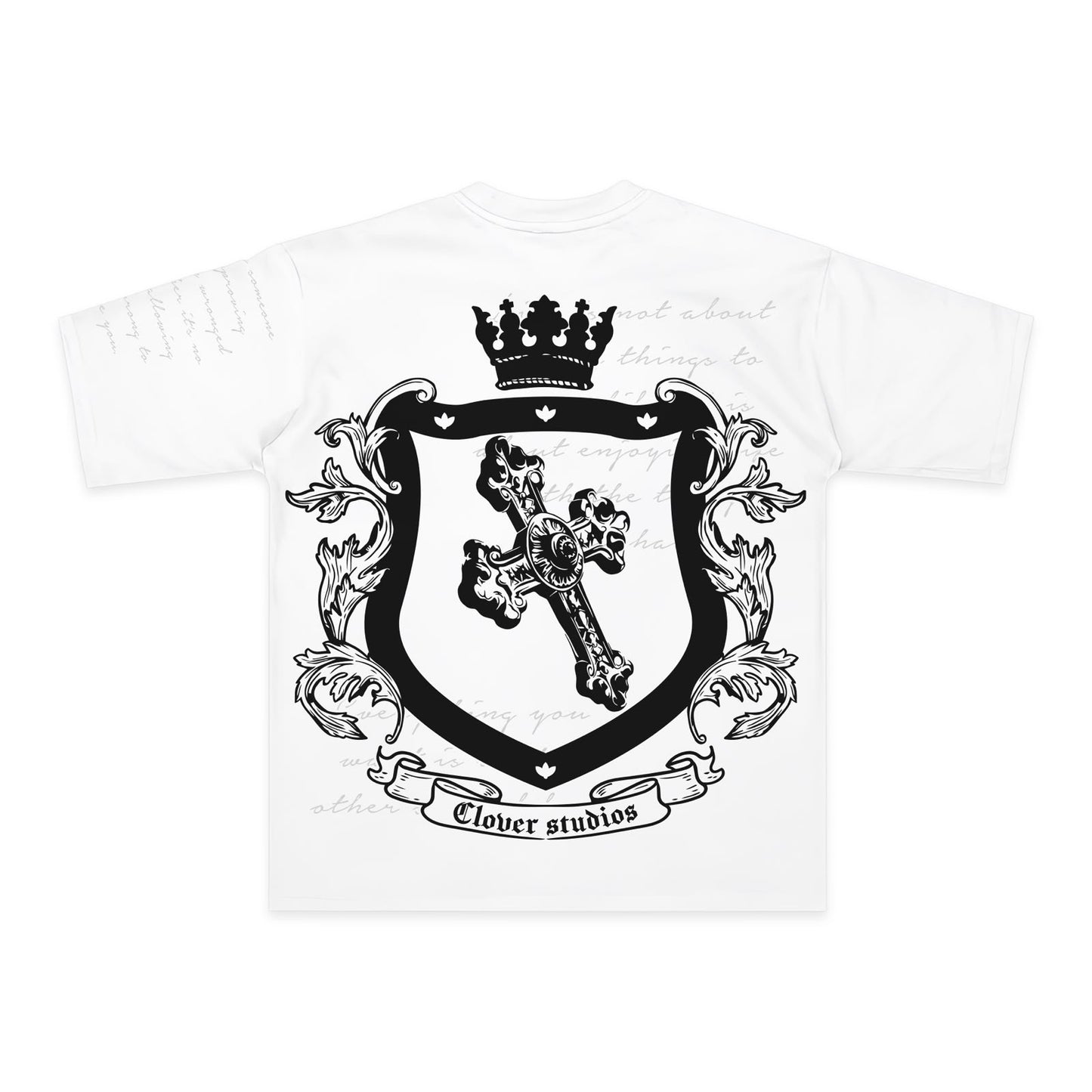 Espalda de playera blanca con escudo coronado, cruz ornamental y listón Clover studios