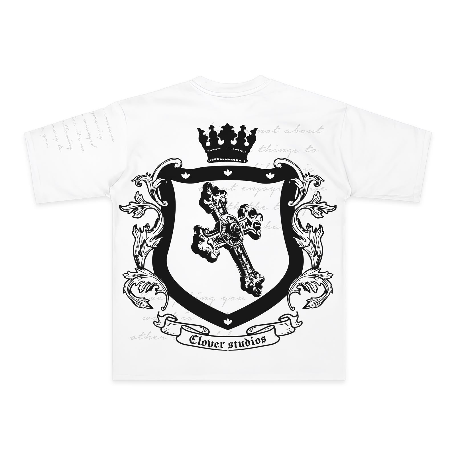 Espalda de playera blanca con escudo coronado, cruz ornamental y listón Clover studios