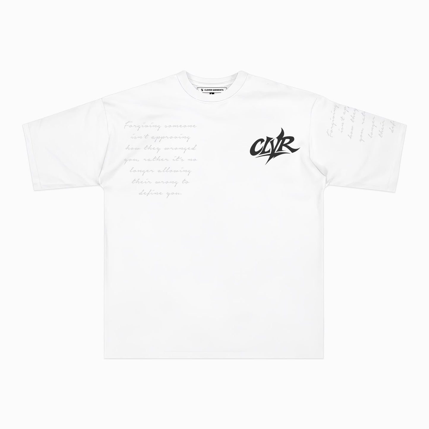 Playera blanca con logo CLVR negro y frase manuscrita al frente